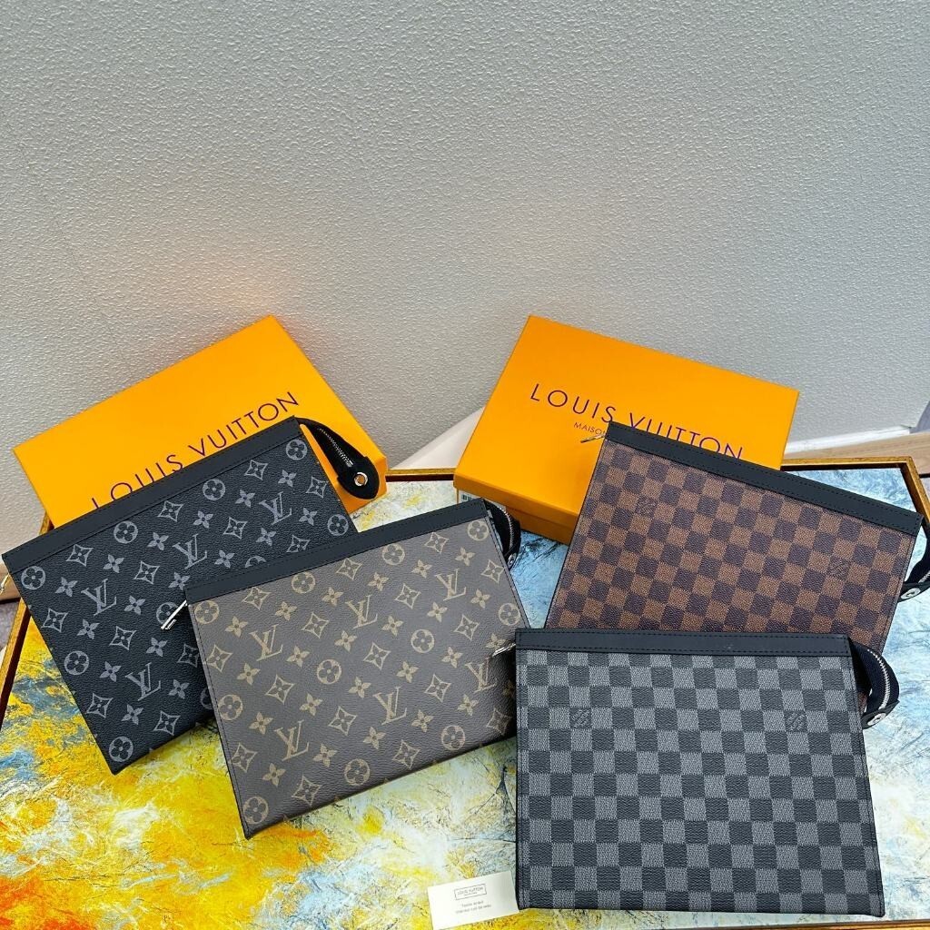 ใหม่ พร้อมส่ง Louis Vuitton clutch LV Mens Bag M61692 POCHETTE VOYAGE Black Flower พร้อมกล่อง