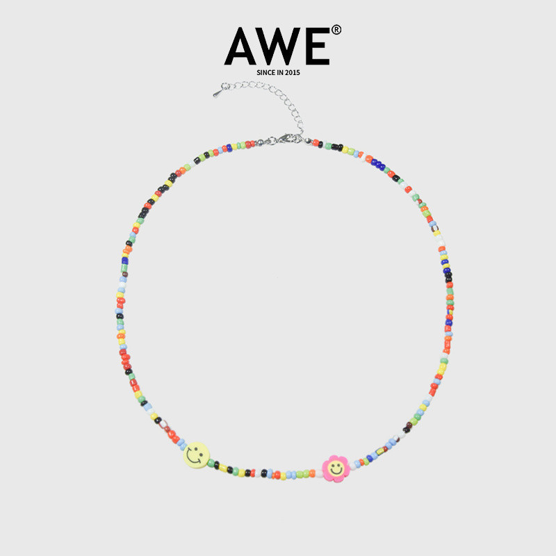 สร้อยคอแก้วดอกไม้ขนาดเล็ก AWE กับลูกปัดสีสันสดใสหน้ายิ้ม สำหรับคนที่ชอบความสวยงามและแฟชั่น