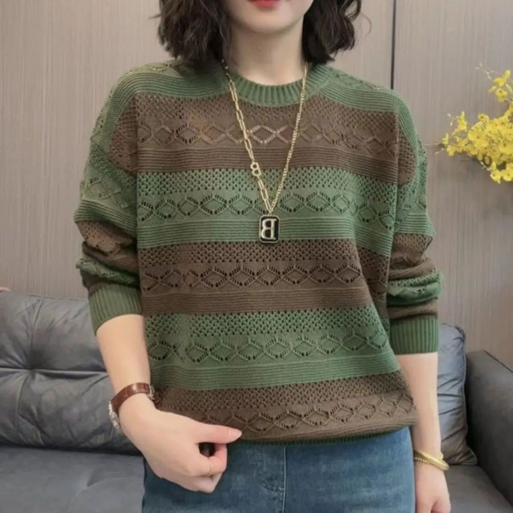 เสื้อสเวตเตอร์ผ้าถักกลวงลายทางสำหรับผู้หญิง มาพร้อมเสื้อเชิ้ตทรงหลวม มีสไตล์