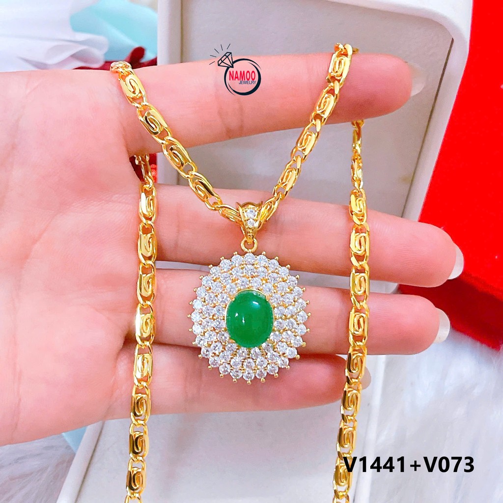 โวลต์1441 สร้อยคอพร้อมจี้ทรงกลมลายหินเทอร์ควอยซ์คมและขอบหินเล็กประกายหรูหรา