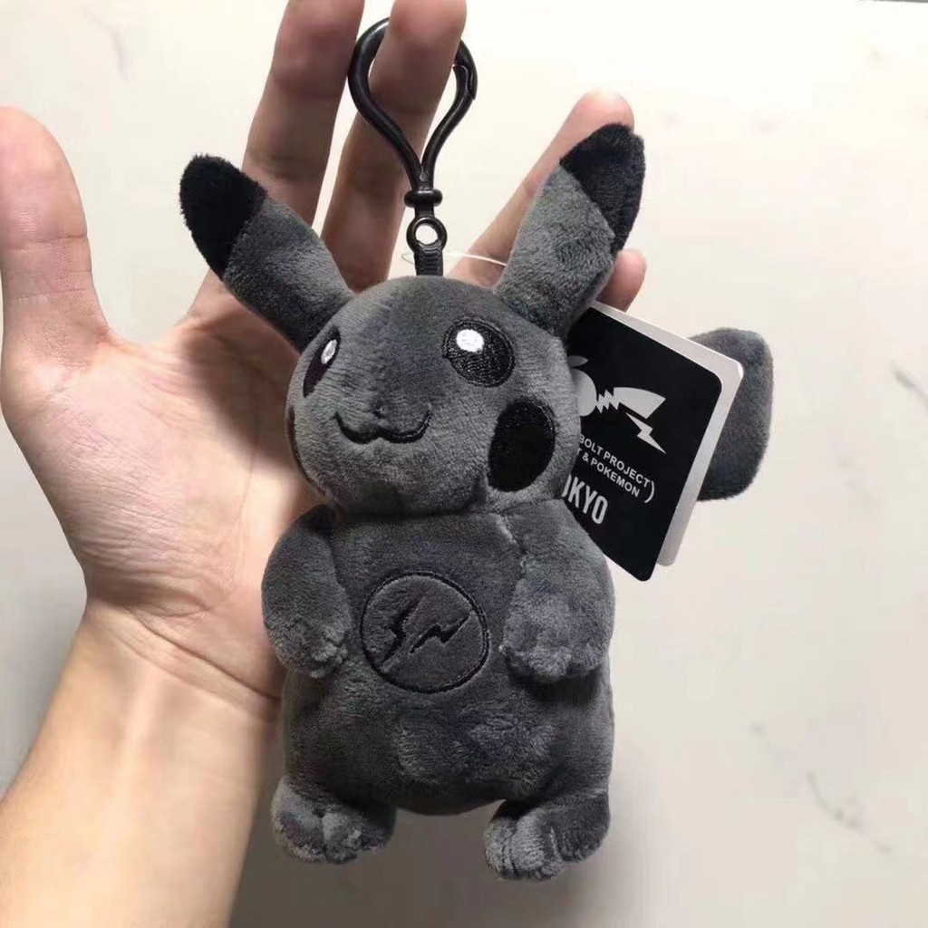 ตุ๊กตา Dark Pikachu น่ารักจาก Fujiwara Hiroshi เป็นพวงกุญแจ ของขวัญสำหรับแฟนพันธุ์แท้โปเกมอน