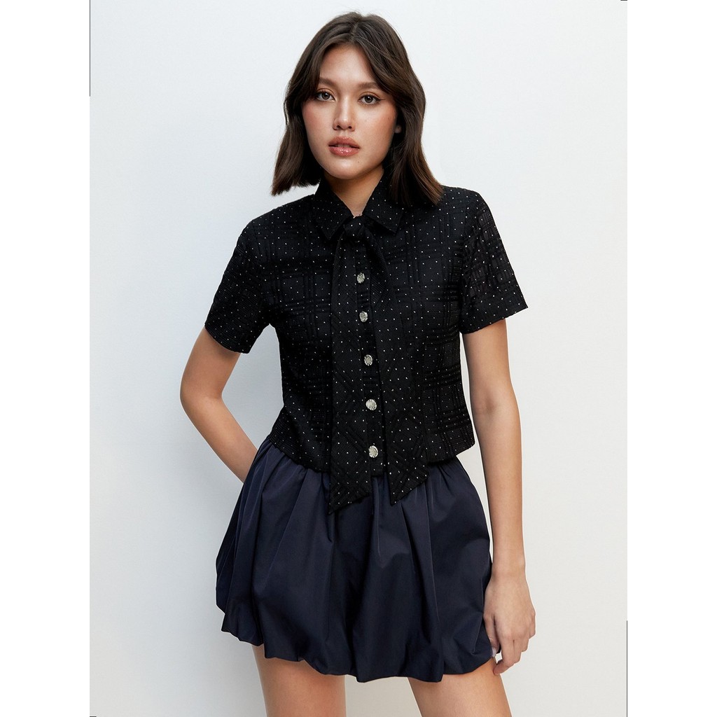 [Pomelo] เสื้อเบลาซ์ลาย Tartan แต่งดีเทลผูกโบว์ที่คอ / Woven Tartan Tie-Neck Blouse