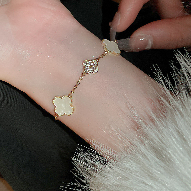 CODส่งเร็ว⚡สร้อยข้อมือ 18K หญ้านําโชค รูปใบหญ้าสี่แฉก หรูหรา โนเบิล เครื่องประดับสำหรับผู้หญิง.cobrandier.COD