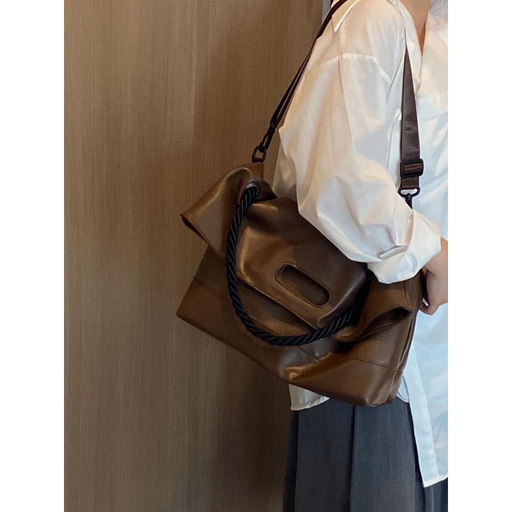 สีน้ําตาลall-matchขนาดใหญ่ความจุtoteกระเป๋าหญิง 2023 สไตล์ใหม่Commuter High-End Collegeกระเป๋านักเรียนC