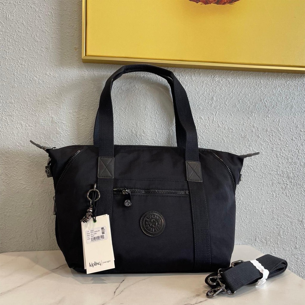 Kipling Art Series กระเป๋ามัลติฟังก์ชั่นสุภาพสตรีแฟชั่นกระเป๋าสะพายไหล่น้ําหนักเบากระเป๋าเดินทางขนาดกลาง