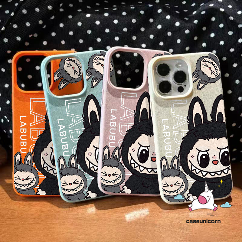 Cool Labubu ป้ายการ์ตูนน่ารัก Pop Mart คู่สร้างสรรค์สําหรับ IPhone 13 11 15 16 14 12 Pro Max XR 15 14 16 Plus X XS Max หรูหราหนังผิวรู้สึกนุ่มกรณี