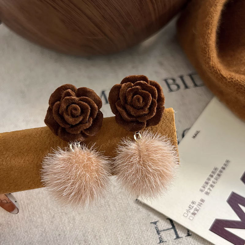 2024 ฤดูใบไม้ร่วงฤดูหนาวสไตล์ใหม่ Melade Brown Rose Fur Ball ต่างหู