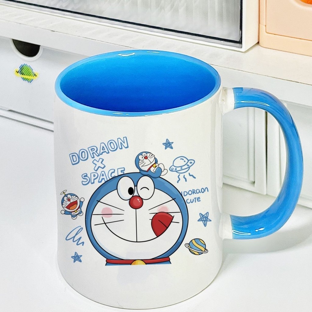 สินค้าใหม่พร้อมสต็อกโดราเอมอนถ้วยเซรามิกที่มีฝาปิดช้อนแก้วกราฟฟิตีถ้วยน้ํามูลค่าสูงถ้วยถ้วยกาแฟของขวัญวันเกิด20250703