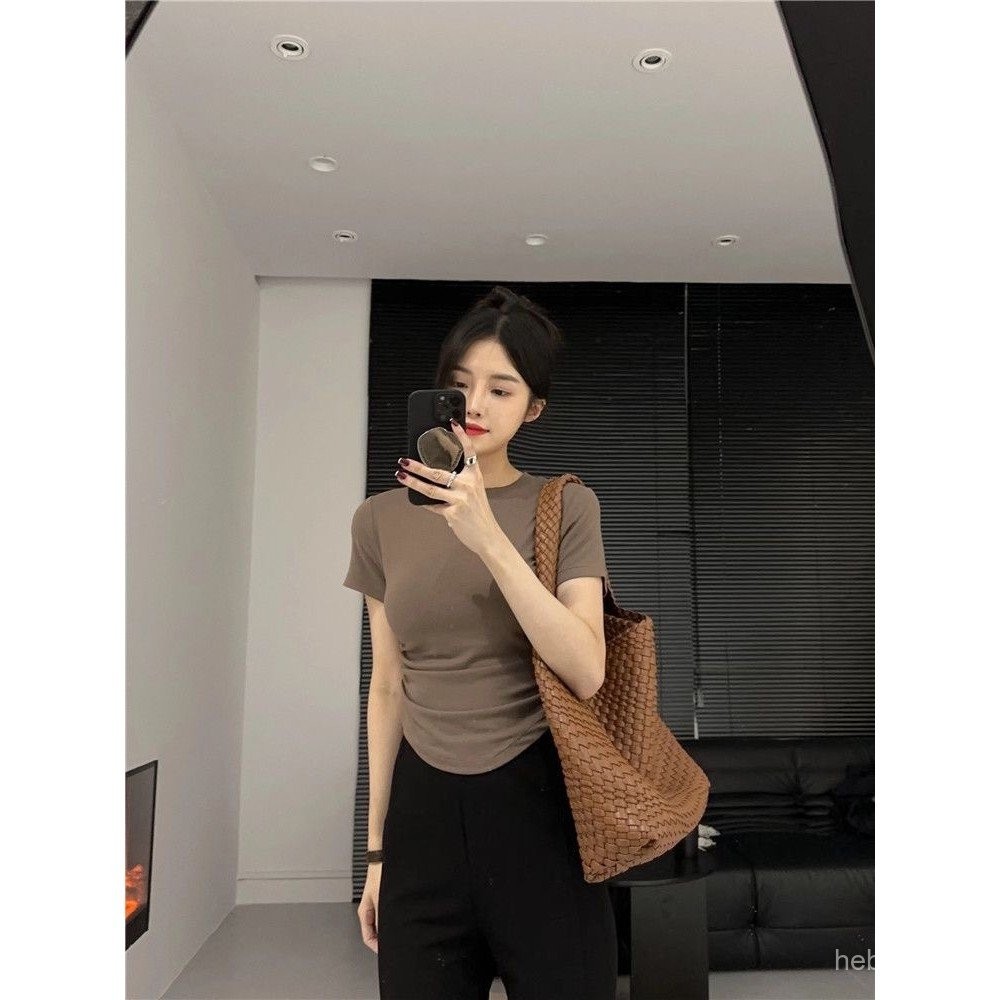 การออกแบบความรู้สึกรอบคอสั้นสไตล์สาวร้อนด้านจีบเอวแคบSlimmerดูเสื้อยืดผู้หญิงฤดูร้อนยืดSlim-fit All-