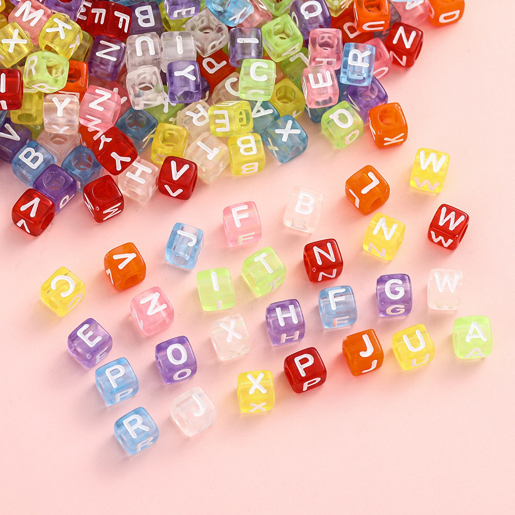 ลูกปัดตัวอักษรภาษาอังกฤษขนาด6มิลลิเมตร สีโปร่งใสพื้นหลังขาว สำหรับทำสร้อยข้อมือและสร้อยคอ