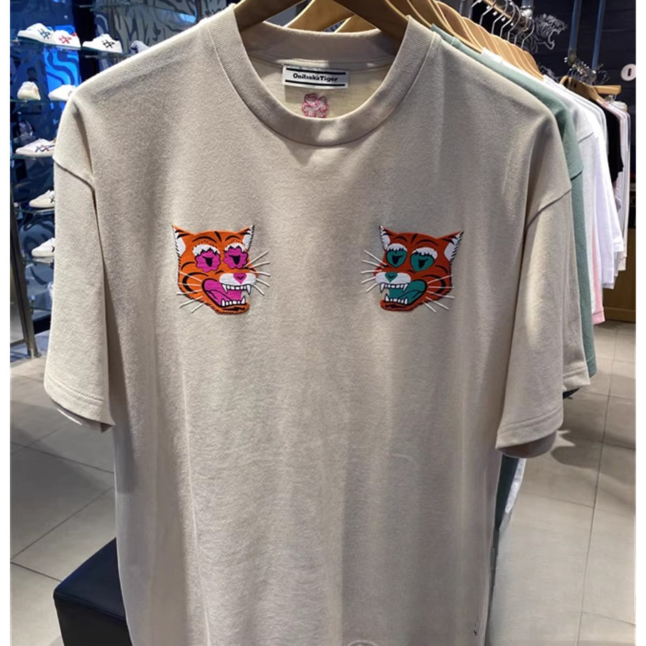 เสื้อยืดแขนสั้นสำหรับผู้ชายและผู้หญิง แบบ loose fit มีลายพิมพ์บนอกเสื้อ ทำจากผ้าฝ้ายคุณภาพดี เหมาะสำหรับใส่ในฤดูร้อน