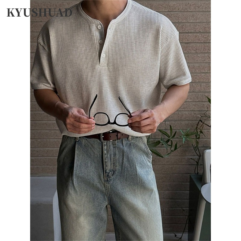KYUSHUAD เสื้อยืดผู้ชาย แบบHenley ออกแบบครึ่งปุ่ม สไตล์วัยรุ่น