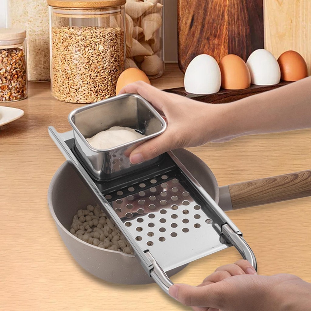 Spaetzle Maker สําหรับทําอาหารสแตนเลส W/ Grip Handle ไข่ก๋วยเตี๋ยว Maker ก๋วยเตี๋ยว Maker ครัว Aid Charcuterie Board ของขวัญ