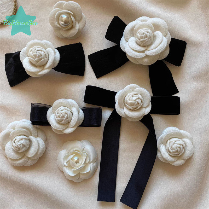 [BigHouseSea] ใหม่ผ้า Camellia ดอกไม้เข็มกลัดกํามะหยี่ผูกโบว์สุภาพสตรีสไตล์วิทยาลัยเสื้อคอปก Pins Vintage งานแต่งงานเข็มกลัดสําหรับผู้หญิงใหม่