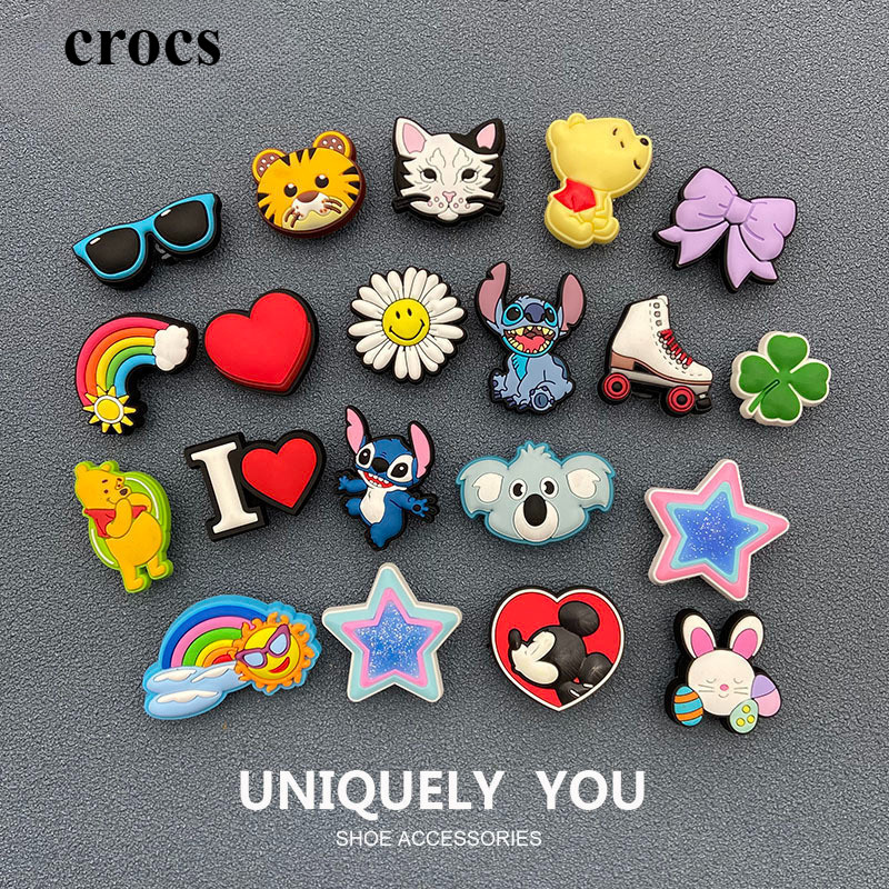 ใหม่ Crocs Jibbitz Charm รองเท้าดอกไม้ PVC Croc รองเท้าอุปกรณ์เสริม DIY ตกแต่งด้านบนหัวเข็มขัดหลายการออกแบบสไตล์ที่แตกต่างกัน