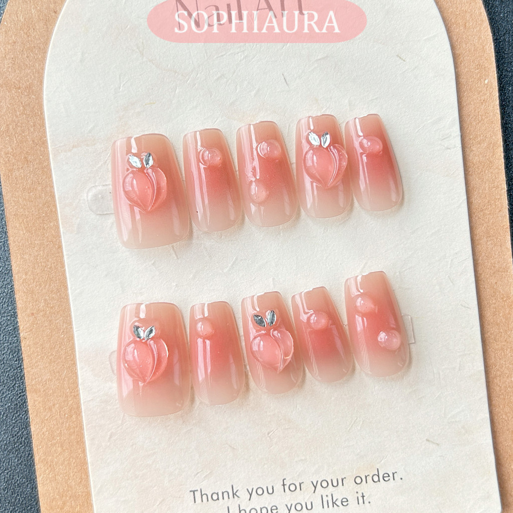 Sophiaura 3D พีชเล็บปลอมรูปร่างสี่เหลี่ยมขนาดกลางสีชมพูออกแบบน่ารักฤดูร้อนกดบนเล็บสําหรับสาวเล็บปลอมแบบใช้ซ้ําได้ด้วยกาวสติกเกอร์
