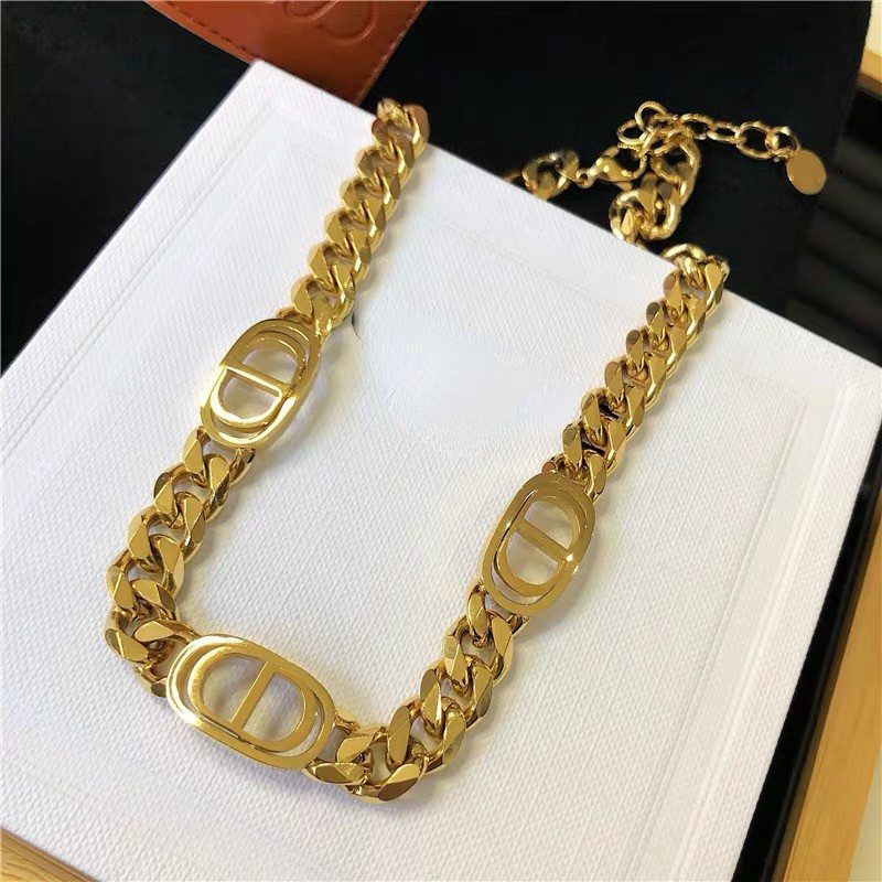 Retro All-Match ไทเทเนียมเหล็กชุบ 18K Gold Cuban Chain Clavicle Chain แฟชั่นที่ไม่ซ้ํากันสไตล์คลาสสิกผู้ชายผู้หญิงสร้อยคอเครื่องประดับ