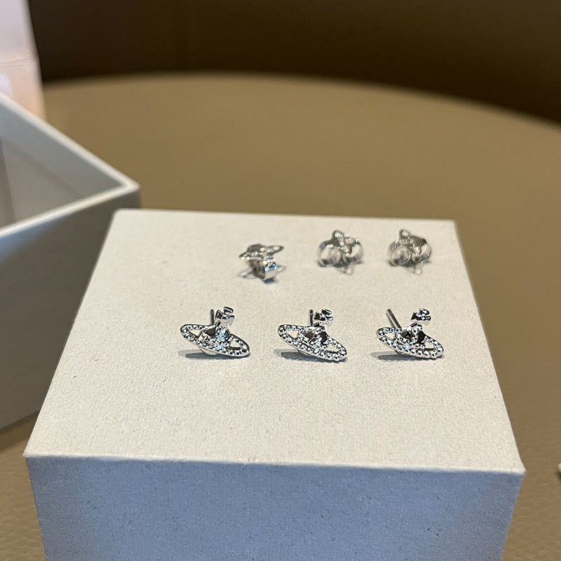 Vivienne Westwood นูนต่างหูดาวเสาร์สามมิติขนาดเล็ก