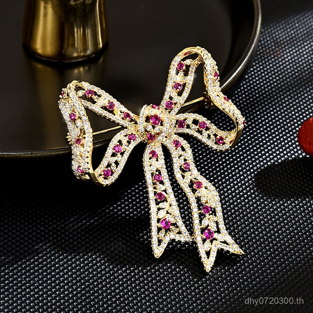 เข็มกลัด corsage สไตล์เรียบหรูIW6U กับสีเพชรสุดเก๋และเทคโนโลยีป้องกันแสงสะท้อน