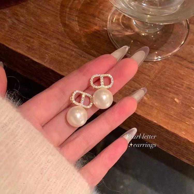 2025 z Ellie Princess Letter CD ต่างหูมุกสีเทา Feel ต่างหู 25.07.30