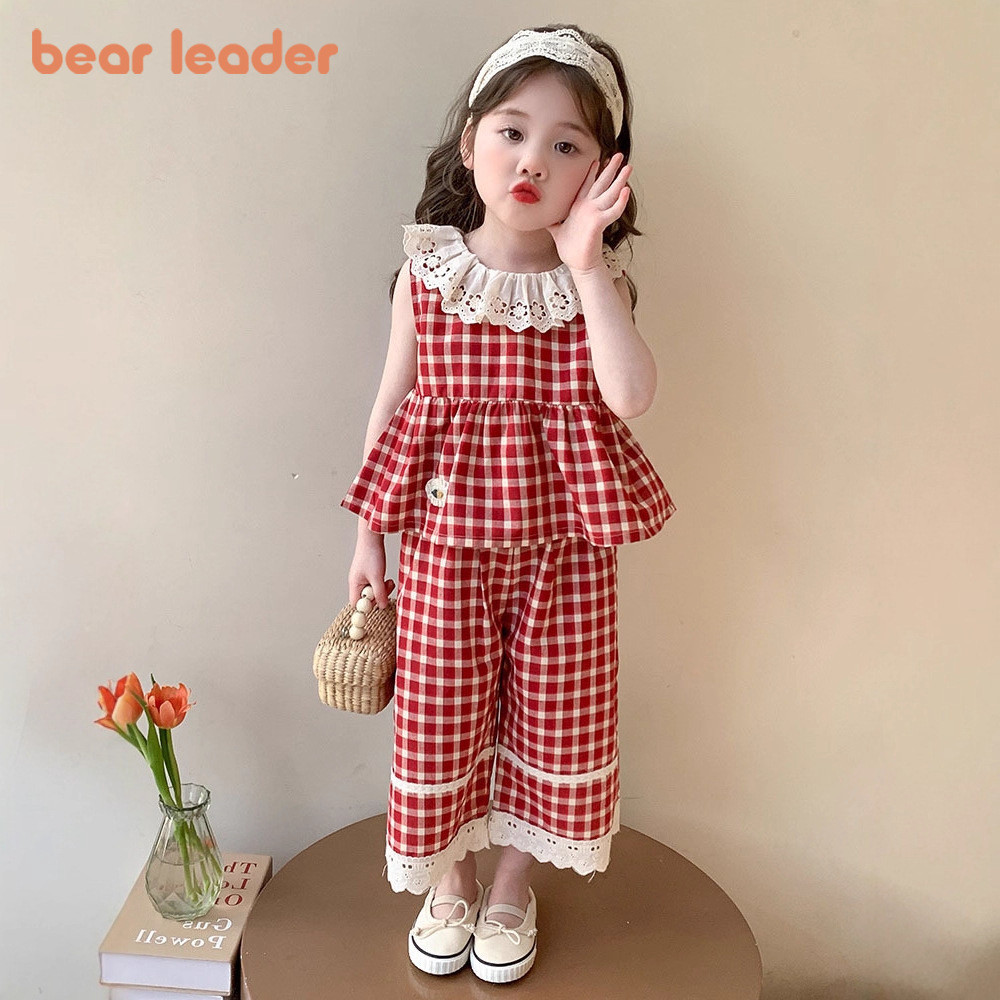 Bear Leader เวอร์ชั่นเกาหลี Lapel Lace Patchwork เสื้อยืดแขนกุด + กางเกงชุดสองชิ้นลายสก๊อตหวานพิมพ์เสื้อผ้าเด็กผู้หญิง