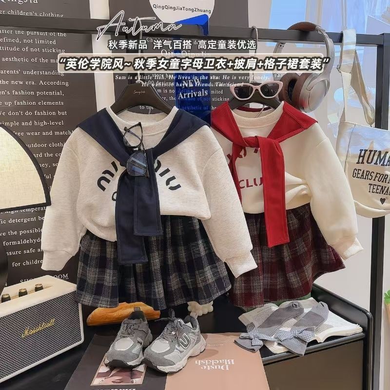 2025 ขายร้อน% สาวสามชิ้นฤดูใบไม้ร่วงพ่อแม่และลูกเสื้อผ้าเวอร์ชั่นเกาหลีของอังกฤษวิทยาลัยเสื้อกันหนาวกระโปรงลายสก๊อตชุดสไตล์ต่างประเทศเด็กวัยกลาง