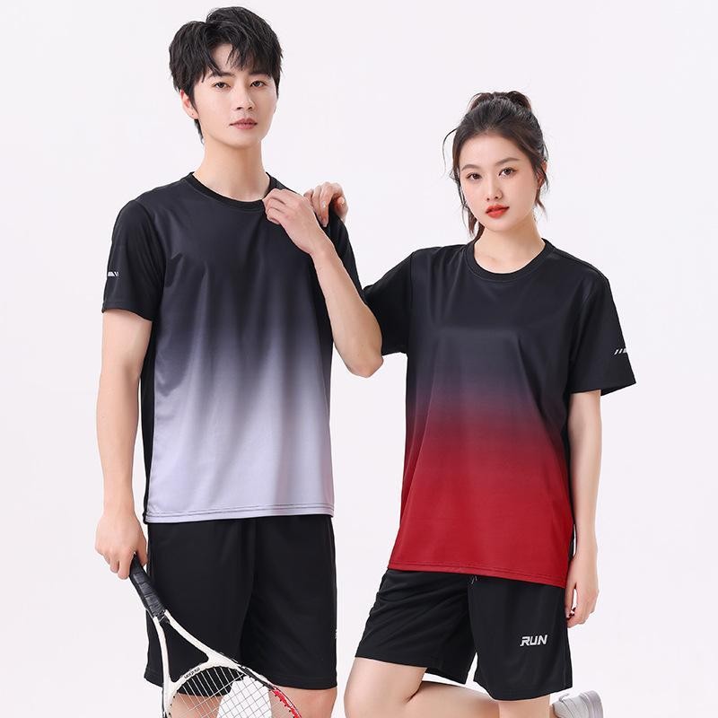 คู่ รักyomo sport ชุดสีไล่ระดับสองชิ้น เสื้อเชิ้ตแขนสั้น + กางเกงขาสั้น ชุดกีฬา ชุดคู่ชายและหญิง ขอบ