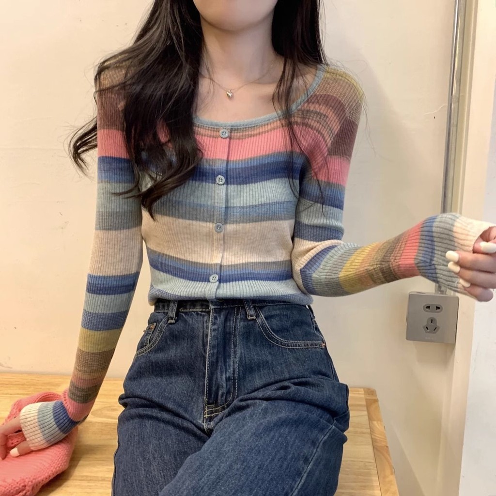 เสื้อสเวตเตอร์สไตล์ฝรั่งเศสที่ไม่เหมือนใครและเก๋ไก๋สำหรับผู้หญิง2024เสื้อตัวในถักลายทางคอเหลี่ยมด้านในแบบใหม่ฤดูใบไม้ร่วงและฤดูหนาวเสื้อแขนยาว