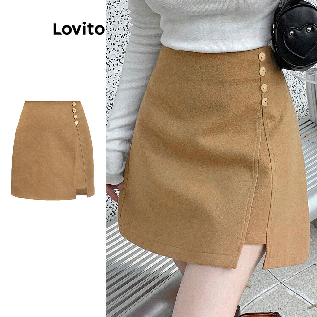 Lovito กระโปรงผู้หญิง แบบอสมมาตร มีกระดุม สีพื้น สไตล์ลำลอง L80ED201