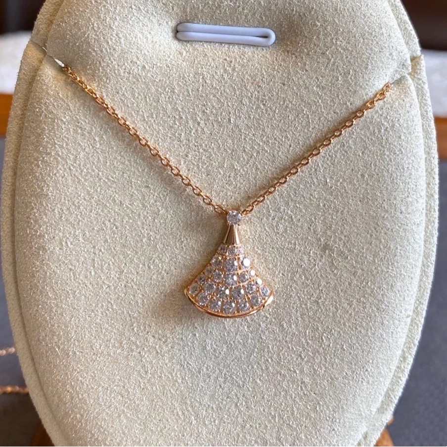 สร้อยคอไทเทเนียมเหล็กชุบ 18K ทองแท้ Seiko Full Diamond กระโปรงเล็กจี้ Clavicle Chain เครื่องประดับสุภาพสตรี