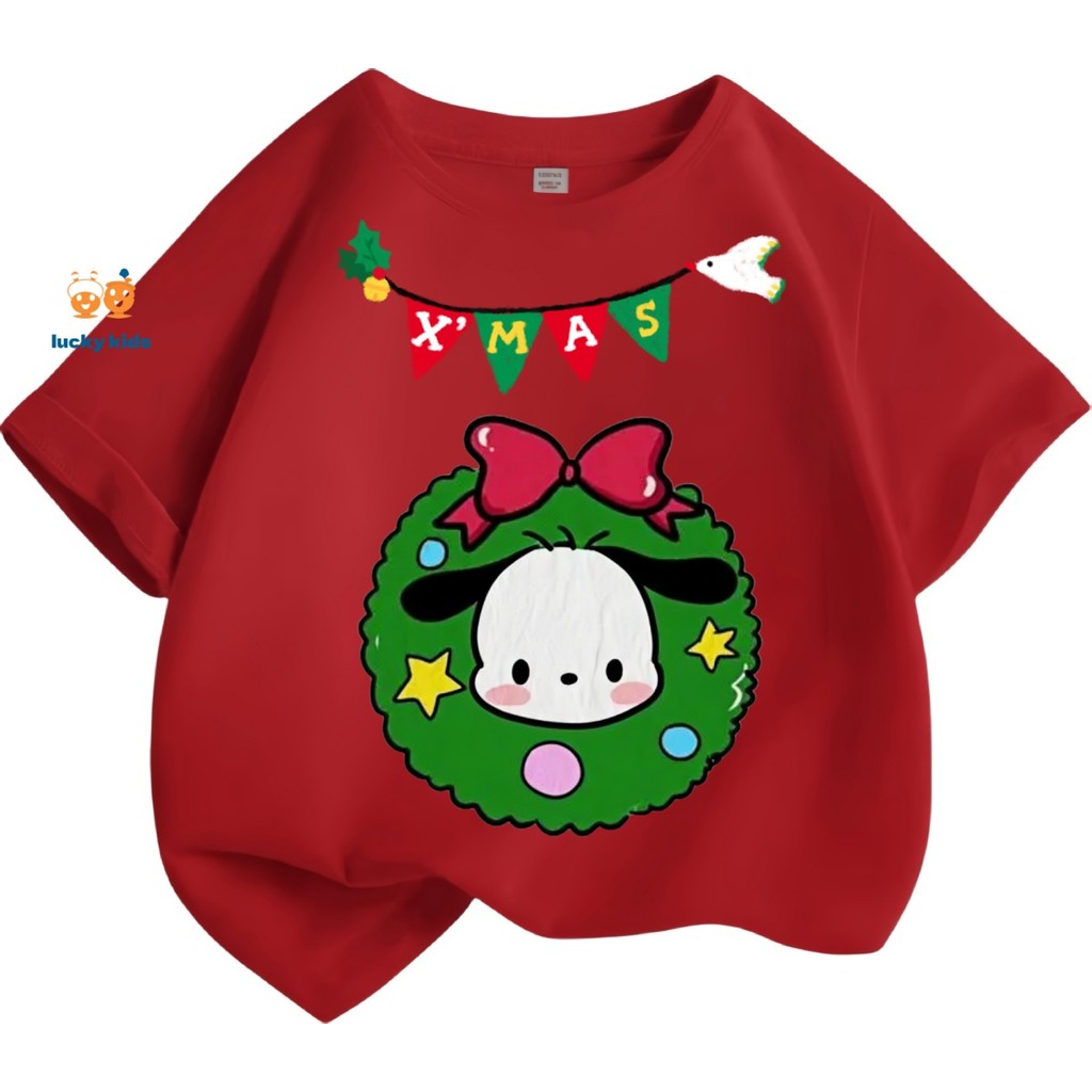 (Merry Christmas) เสื้อยืดเด็กผ้าฝ้ายแท้ Pochacco รูปแบบพวงหรีดคริสต์มาส 100 ซม. - 150 ซม. LUCKY KIDS