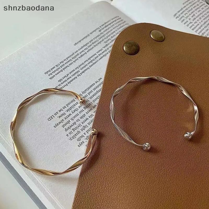 [ซซ่า] คลาสสิกพรีเมี่ยมสไตล์ย้อนยุคบิดบิดสร้อยข้อมือโลหะสําหรับผู้หญิงที่เรียบง่ายเปิดปรับแนวโน้มสาวเครื่องประดับของขวัญอุปกรณ์ เอฟเอสเอสจี