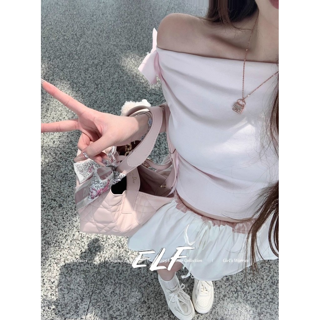 เสื้อครอปสายเดี่ยวสีชมพูพร้อมโบว์ ดีไซน์เรียบหรู