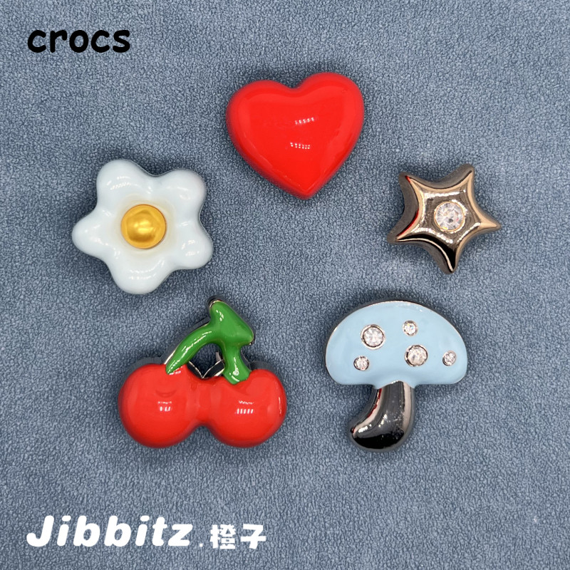 ใหม่ Jibbitz Crocs Charm ตกแต่งรองเท้าหัวเข็มขัดแฟชั่นสาว Croc คุณภาพสูงโลหะสีแดง Cherry Heart