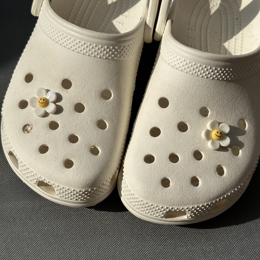 Ins ดอกไม้ดอกทานตะวัน Smile Daisy jibbits สําหรับ crosc สาว Charm ปุ่ม DIY อุปกรณ์เสริมสําหรับผู้หญิงรองเท้าหัวเข็มขัดรองเท้าตกแต่ง NO รองเท้า