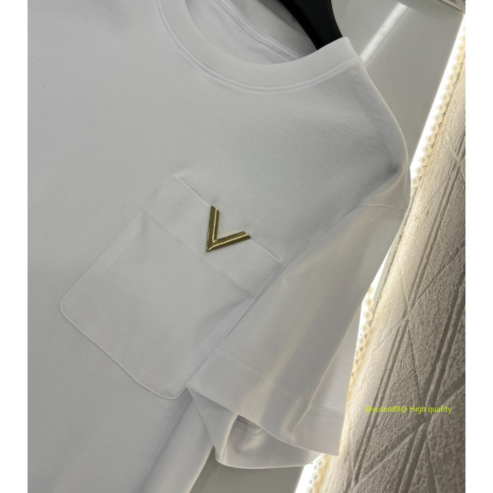 *** Hot Sale ***♥ วาเลนติน *♥ 2024 สินค้าใหม่ผ้าฝ้ายทั้งหมดวัสดุโลโก้โลหะ V Embellishment รุ่นหลวมรอบคอกระเป๋าเสื้อยืด