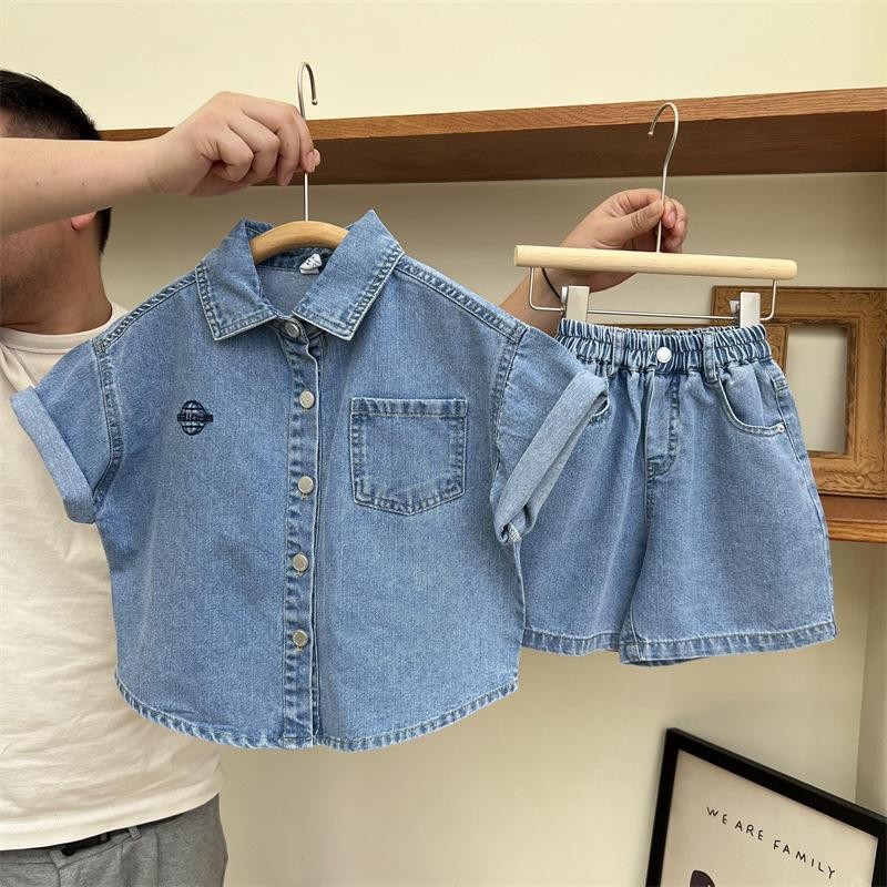 2024 เด็กเกาหลีรุ่นบางชุดแขนสั้นเด็กชายและเด็กหญิงหล่อ street denim เสื้อ an2024เด็กเกาหลีสไตล์ฤดูใบไม้ร่วงเสื้อแขนสั้นชุดชาย-หญิง Gay Air Skydown牛仔เสื้อที่โดดเด่น❤8.21