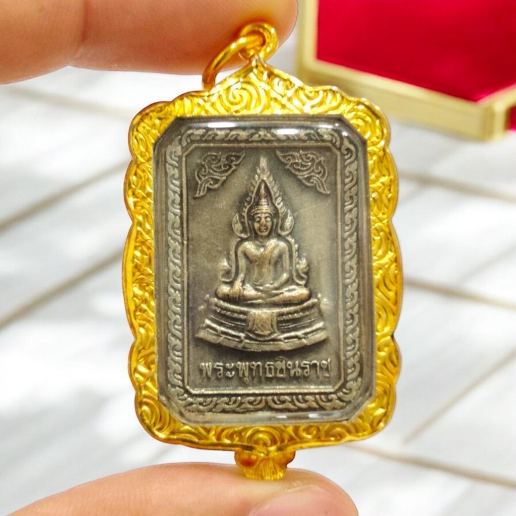 จี้ & Charm พระพุทธชินราช ด้านหลังร 5 เหรียญสี่เหลี่ยมเนื้อเงินเก่า เลี่ยมกรอบไมครอนสวยงาม (lekshop)
