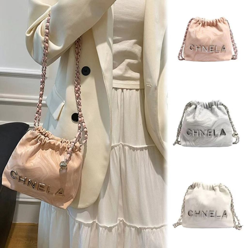 KVK-shop：กระเป๋าแฟชั่นผู้หญิงสะพายข้าง กึ่งหนังกึ่งโซ่ มี4สี สไตล์สวยมาก EP8811 Women's fashion shou