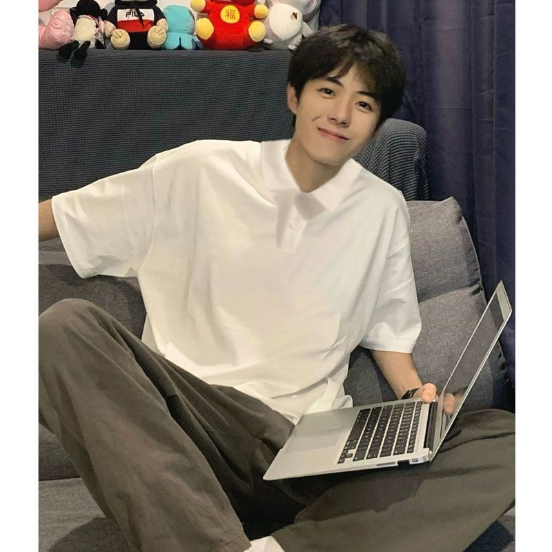 สีขาวบริสุทธิ์ปกแขนสั้นเสื้อโปโลชายฤดูร้อนหนุ่มรู้สึกสวมใส่เสื้อคอปกเสื้อยืดอเมริกันครึ่งแขน GSG3