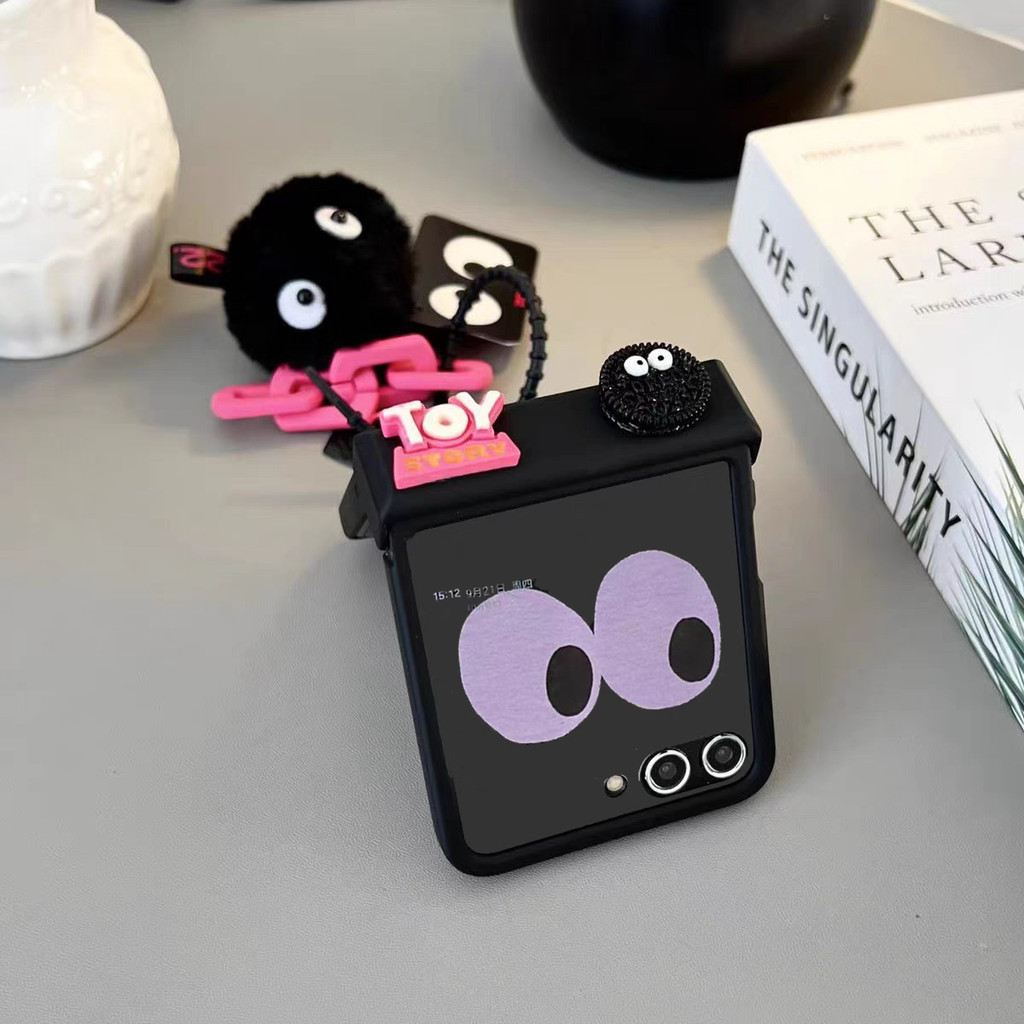Luken น่ารักสีดําถ่านหินตุ๊กตาสร้อยข้อมือเคสโทรศัพท์สําหรับ Samsung Galaxy Z FLIP 5 flip5 ZFlip6 ZFlip 4 ZFlip 3 OPPO ค้นหา N3 N2 FLIP บานพับฝาครอบป้องกัน