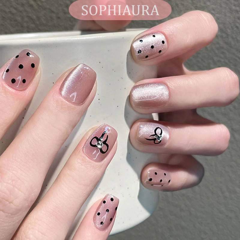 Sophiaura ลายจุดสีดําพร้อมโบว์เล็บปลอมทรงสี่เหลี่ยมสั้นน่ารักออกแบบธรรมดากดไม่นูนบนเล็บสําหรับสาวนํามาใช้ใหม่เล็บปลอมด้วยกาวสติกเกอ
