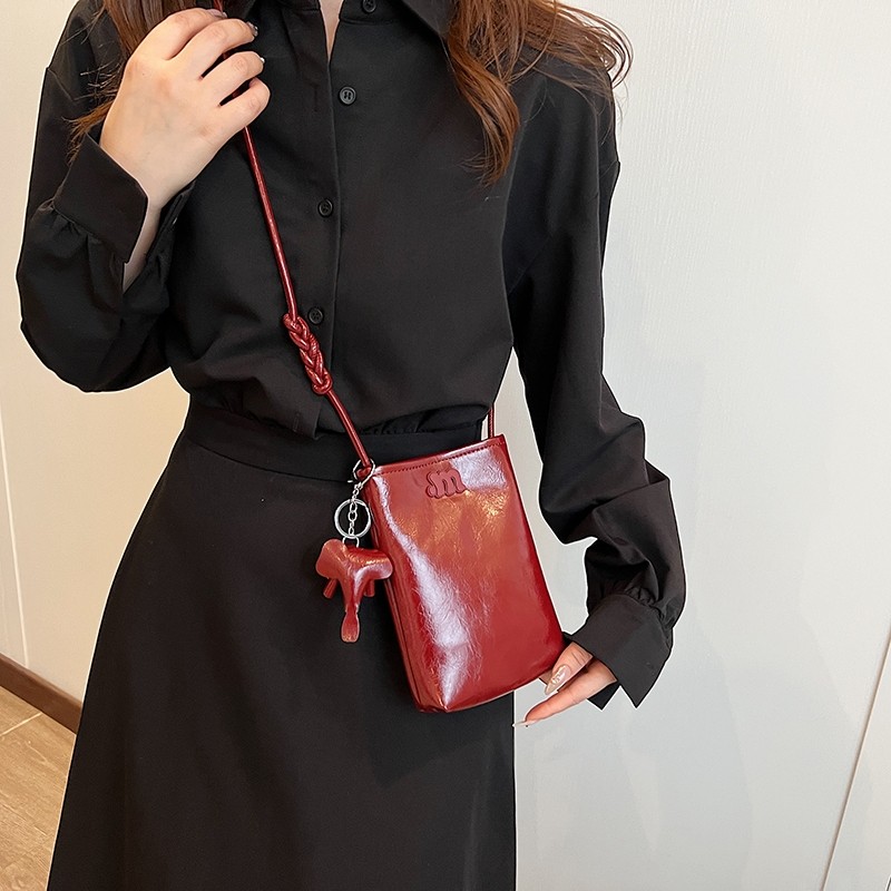 xspeedfashion(X2127) กระเป๋าสะพายข้างใบเล็กหนังพียู.M มีที่ห้อยช้าง