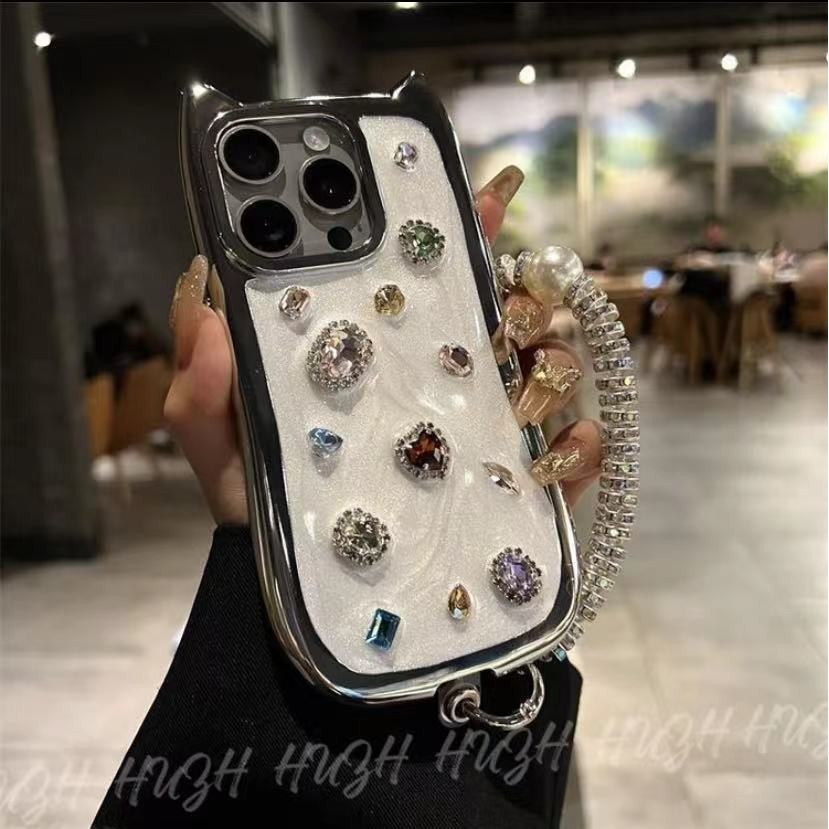 พรีเมี่ยมแฟชั่นสีอัญมณีหูแมวกับสร้อยข้อมือเคสโทรศัพท์สําหรับ ไอโฟน 15 มือโปร สูงสุด 14 13 12 11 15บวกปลอกชุบกันกระแทกเลนส์กล้องปกป้องฮาร์ดปกหลัง ไอโฟน