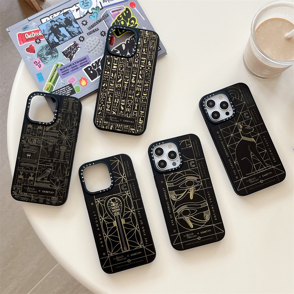 Casetifg British Museum รูปแบบกระจกเคสโทรศัพท์พร้อมกล่องสําหรับ iPhone 16 11 12 13 14 15 Pro Max 16 Plus คุณภาพสูงนุ่มด้านข้างตัวอักษรแกะสลักกันกระแทกป้องกันปลอกปกแข็ง