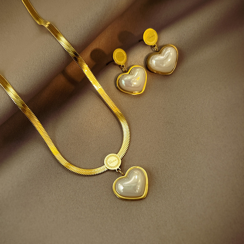 Retro สร้อยคอเหล็กไทเทเนียมหญิง Love-Shaped High-End หรูหราต่างหูชุดเครื่องประดับ Classy Clavicle Chain Niche