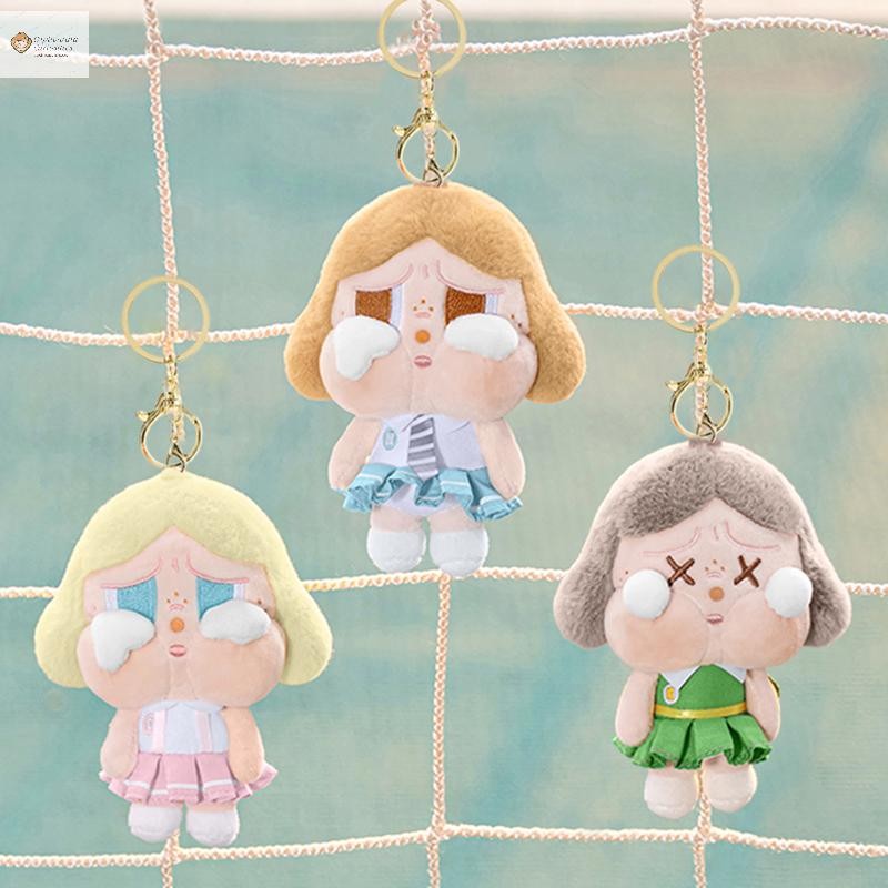 Cod Pop Mart จี้ของเล่นตุ๊กตาการ์ตูน Crybaby ยัดตุ๊กตาพวงกุญแจชุดนักเรียนสาวจี้พวงกุญแจรถกระเป๋าเป้สะพายหลังตกแต่งใหม่