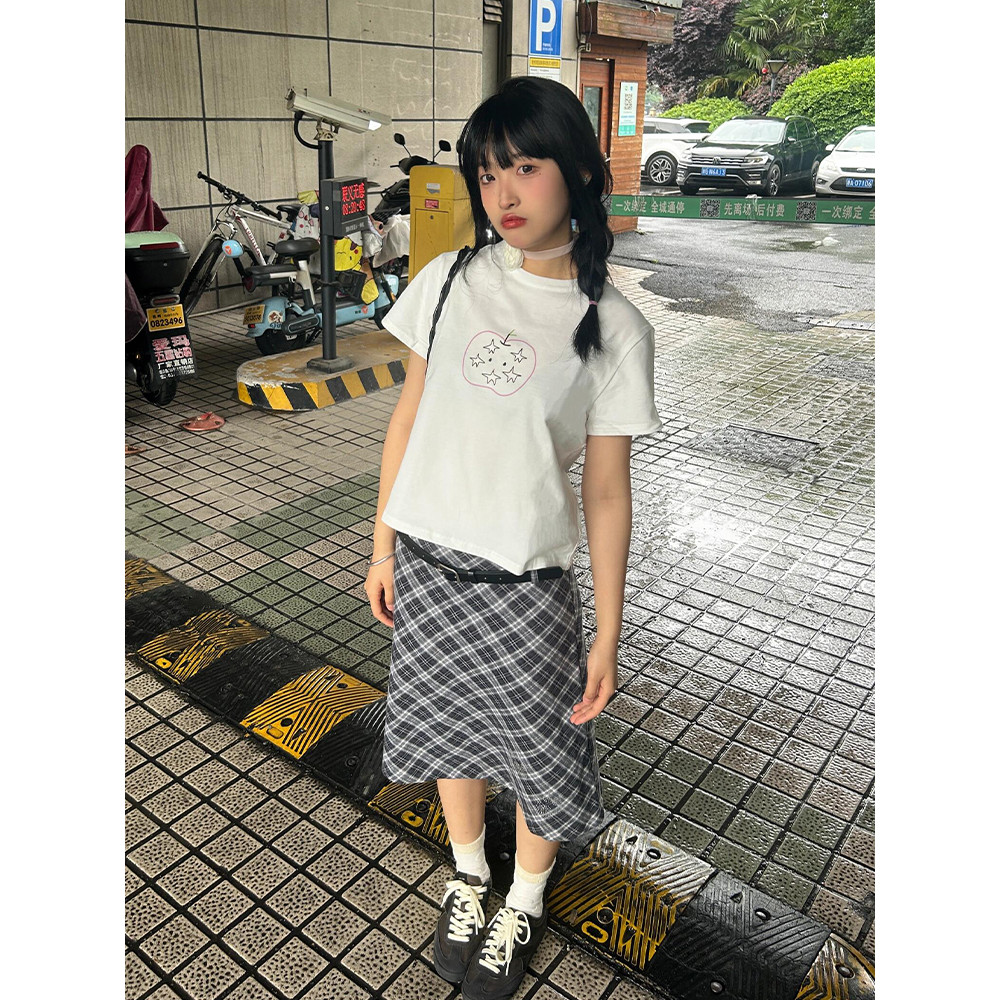 (จัดส่งตลอด 24 ชั่วโมง）OOOK Official Strawberry tee เสื้อยืดสไตล์เกาหลี ลายสตรอว์เบอร์รี่ สีขาว