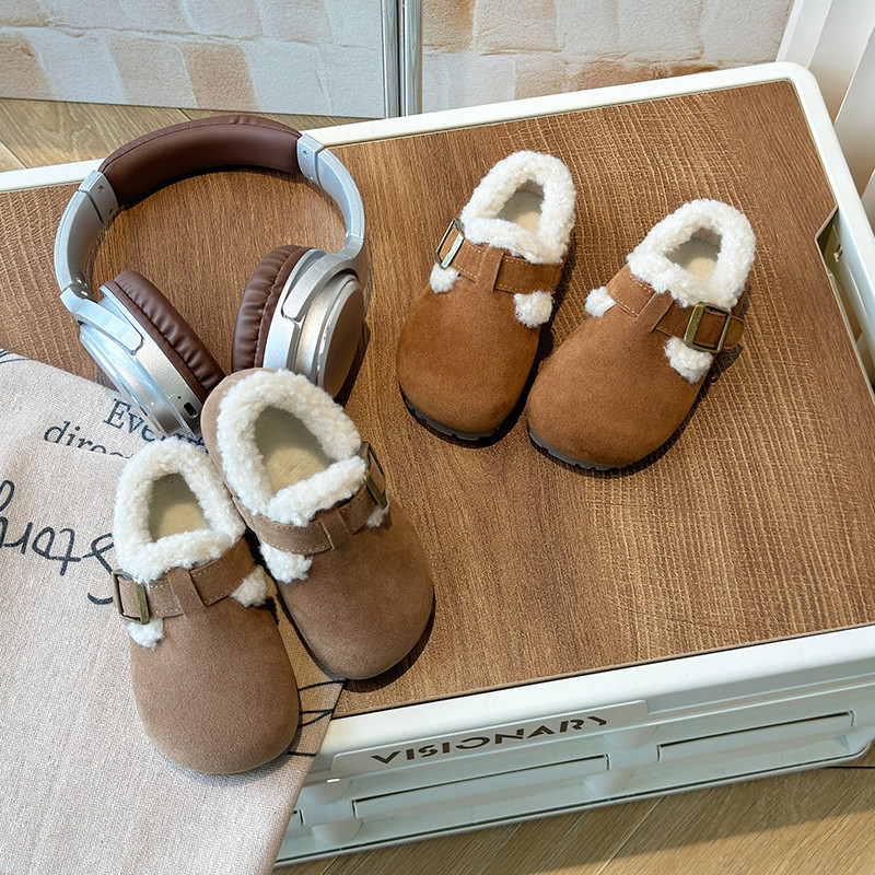 2024 ฤดูหนาวใหม่เด็กตุ๊กตารองเท้าสําหรับสาวแฟชั่นสไตล์เกาหลีด้านล่างนุ่มกันลื่นอเนกประสงค์ให้อบอุ่นอ