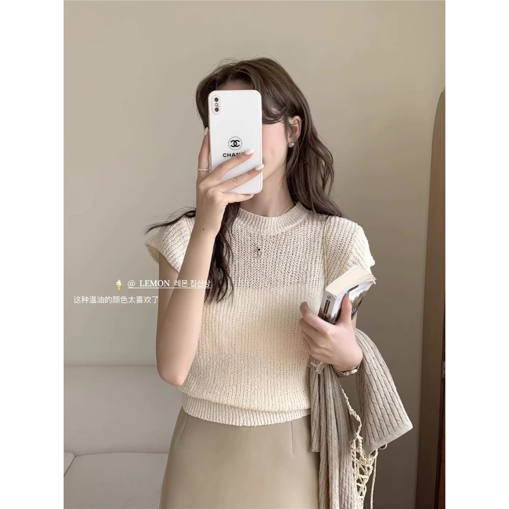 เสื้อกันหนาวแขนสั้นสไตล์กลวง ไหล่เสื้อยืดผู้หญิง 2025 สไตล์ใหม่ อ่อนโยนและสวมใส่ง่าย